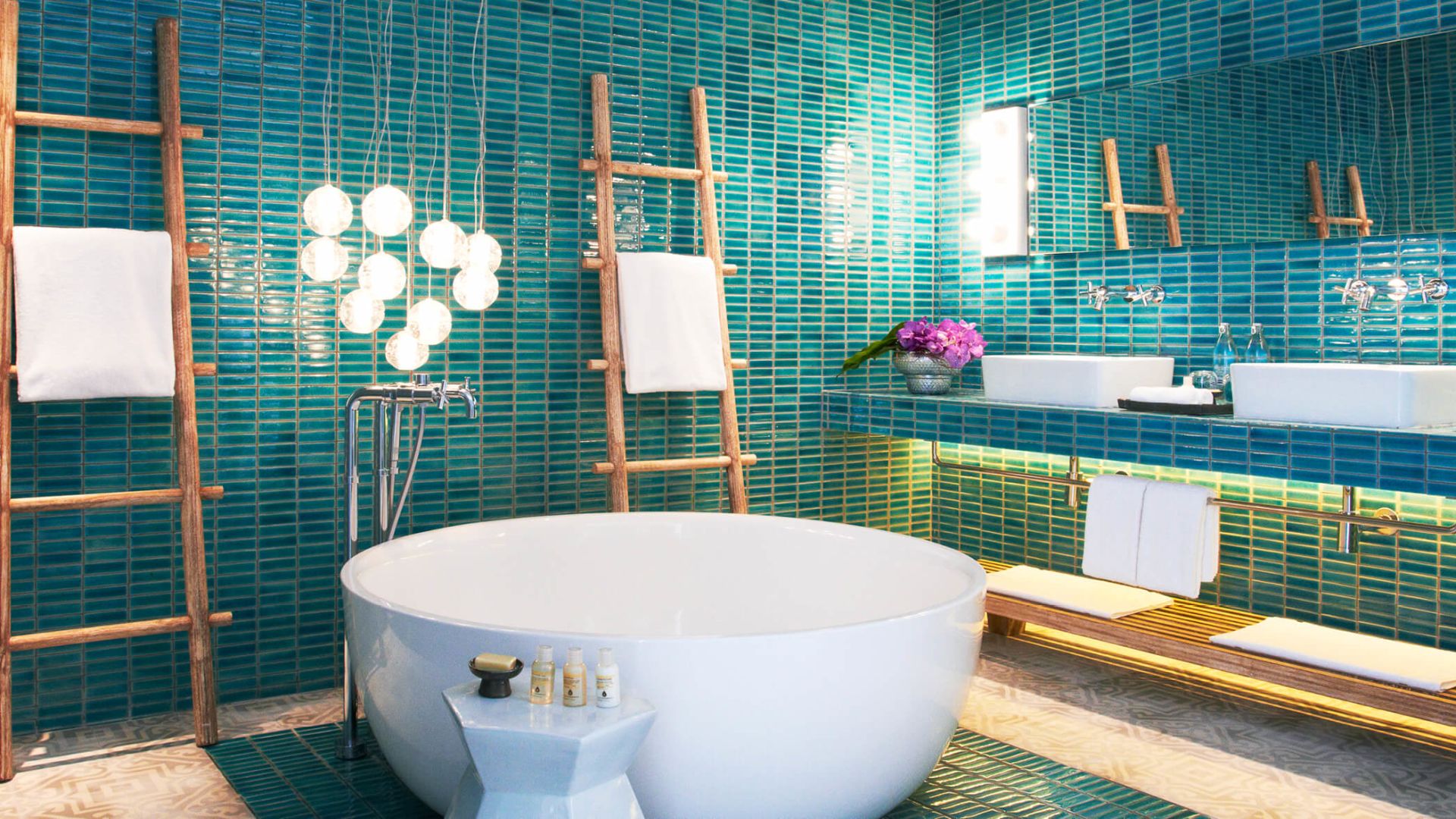 Bathtub with dual vanity sinks - Image