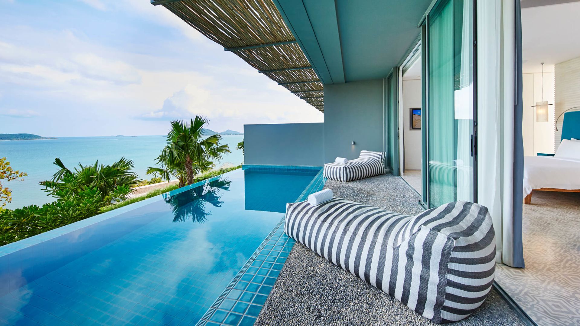 Infinity pool with sun loungers - Image