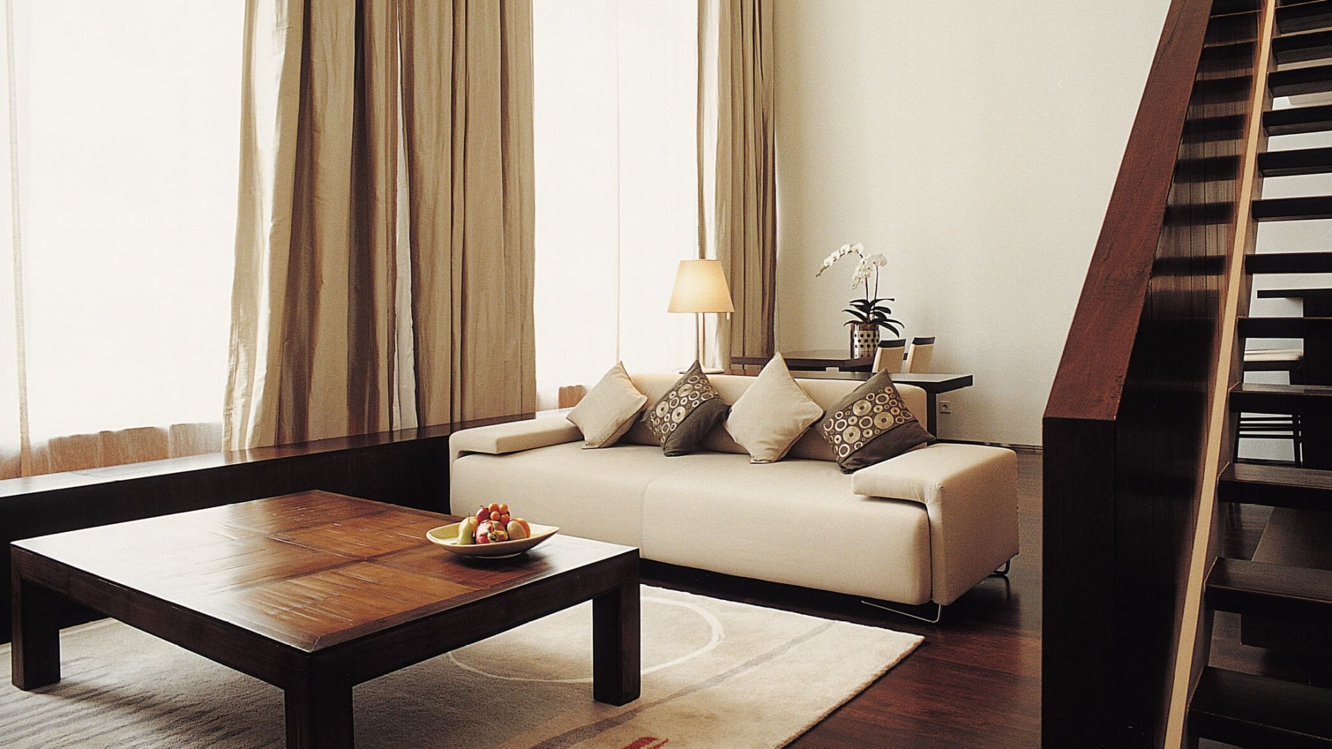 Expansive living room - Image