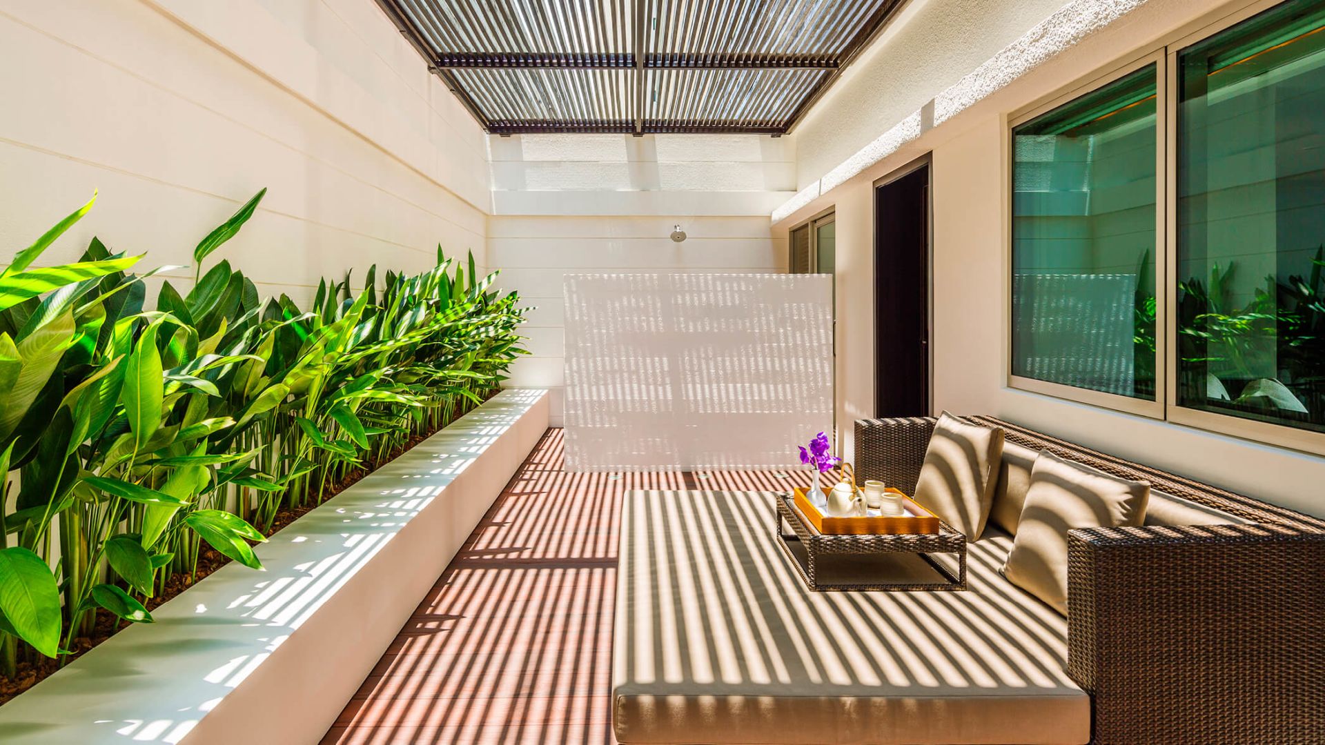 Private outdoor terrace with outdoor shower - Image