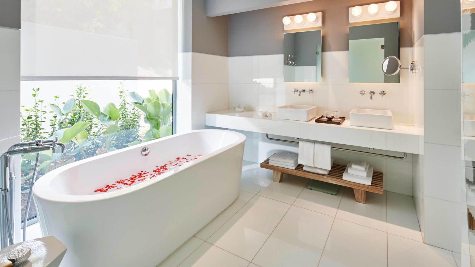 Freestanding bathtub with dual vanity sinks - Image